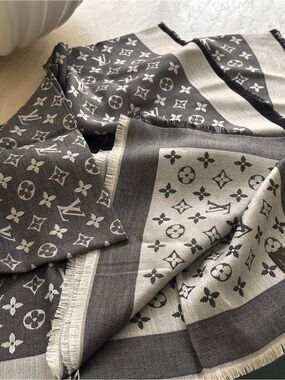 New without tags/Never used
Louis Vuitton
Classic Monogram
Scarf Black Silk